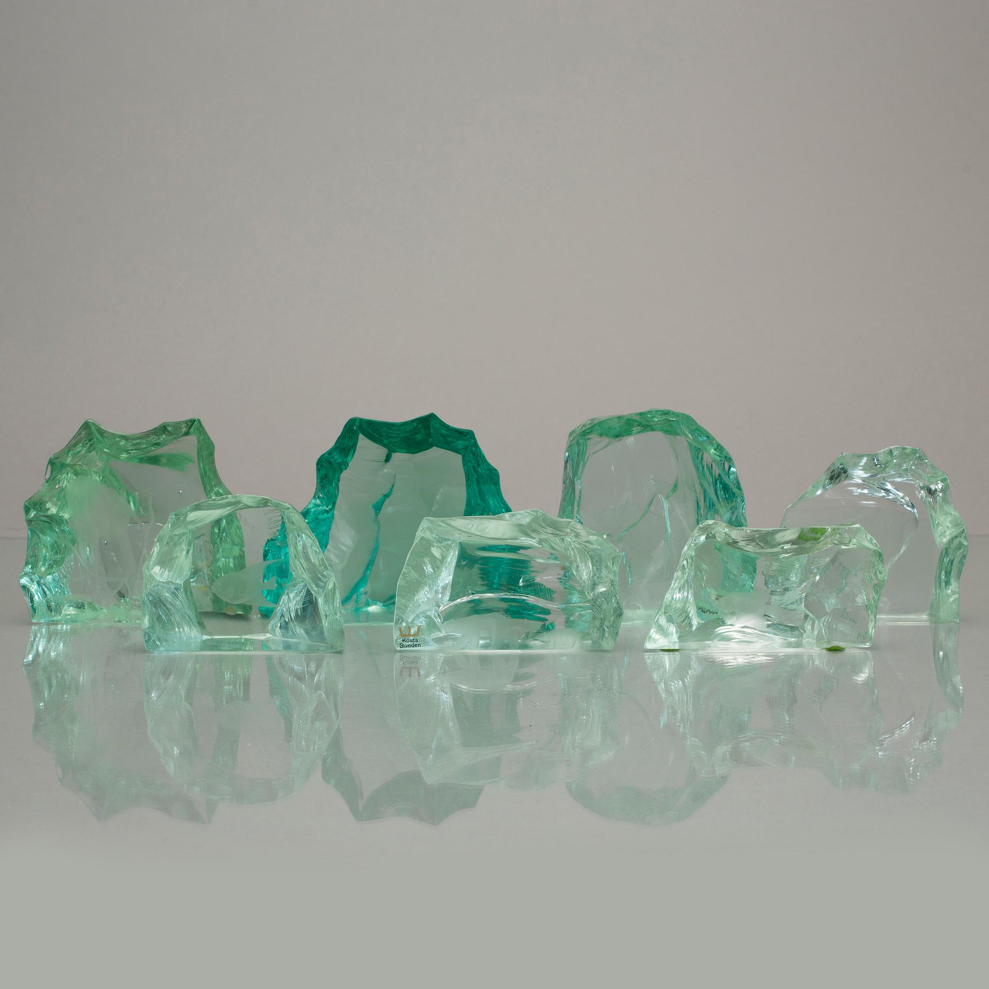 SKULPTURER, 7 st "Isberg", glas, Vicke Lindstrand, signerade, Kosta Boda.