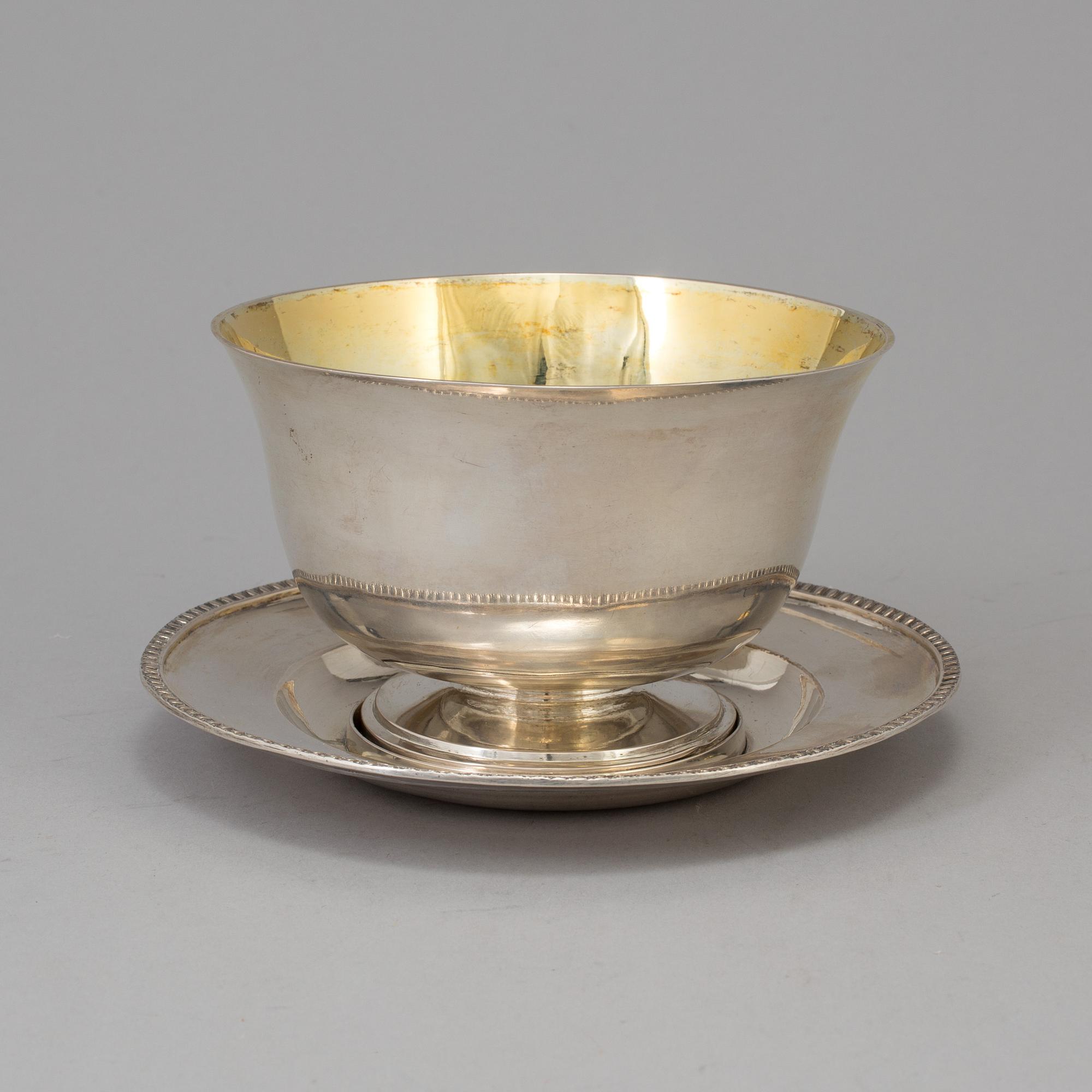 A silver saucepan and a plate, including Adolf Zethelius, Stockholm, 1827.