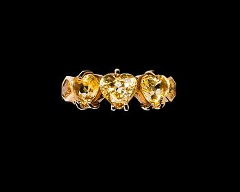 601. RING, yellow sapphire.