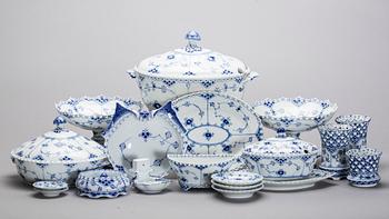 MAT- och KAFFESERVIS, 108 delar, "Musselmalet", helblond, Royal Copenhagen.