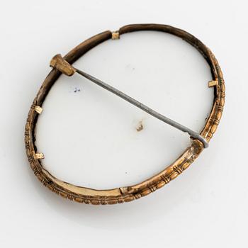 Cameo brooch.