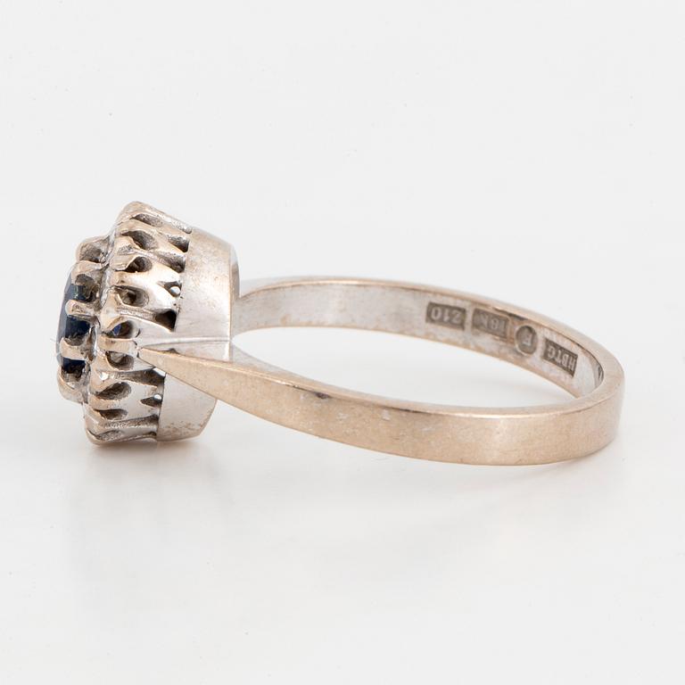 RING, med safir och briljantslipade diamanter.
