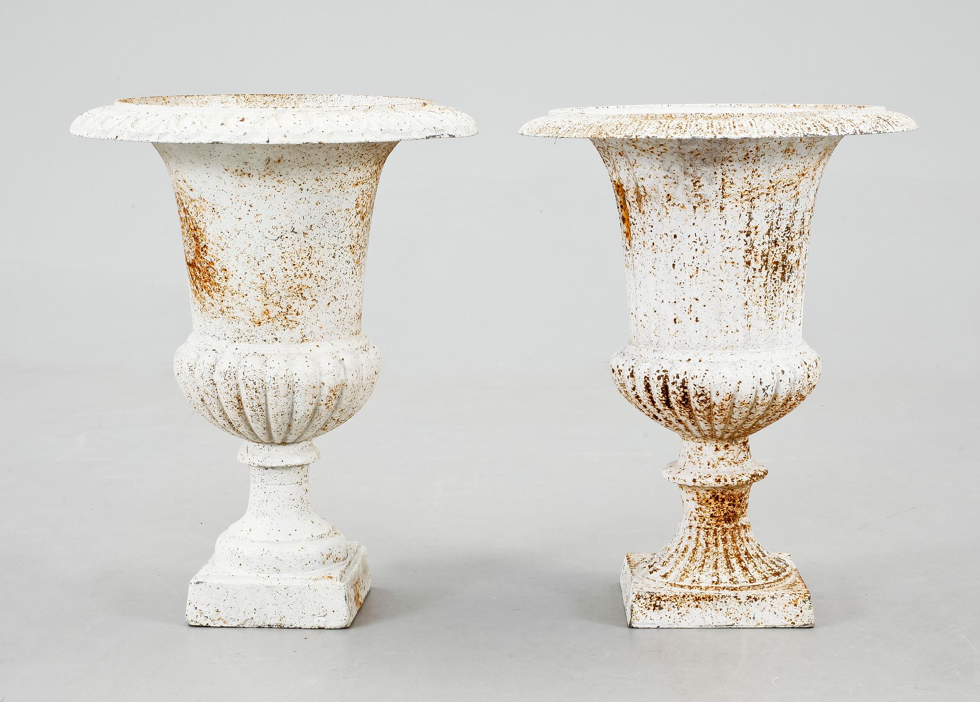 TRÄDGÅRDSURNOR, ett par, gjutjärn. 1900-tal.