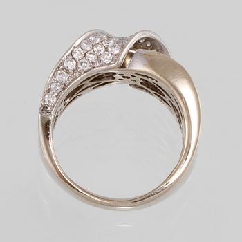 RING, 18k guld och vitguld med briljantslipade diamanter, totalt 2.00 ct. Vikt 9 g.