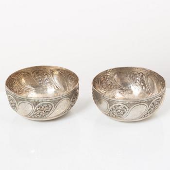 Skålar, tre stycken samt tre bägare och figurin, metall, Centralasien.