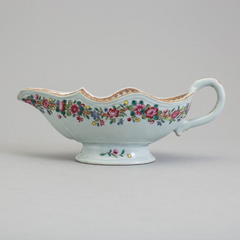 A famille rose export porcelain sauceboat, Qing dynasty, Qianlong (1736-95).