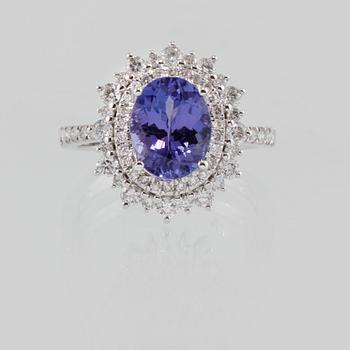 RING, 18K vitguld med ovalslipad tanzanit 2.12 ct samt briljantslipade diamanter 0.74 ct. Vikt 3,7 gram.