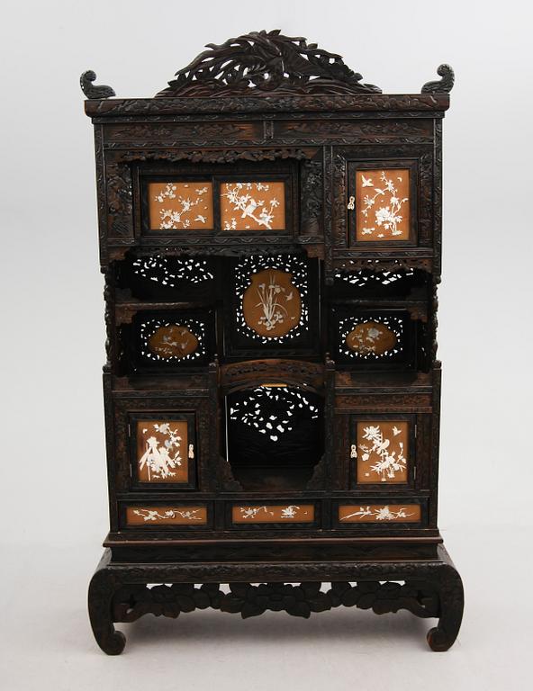 SKÅP, ostindiskt, 1900-talets första hälft.