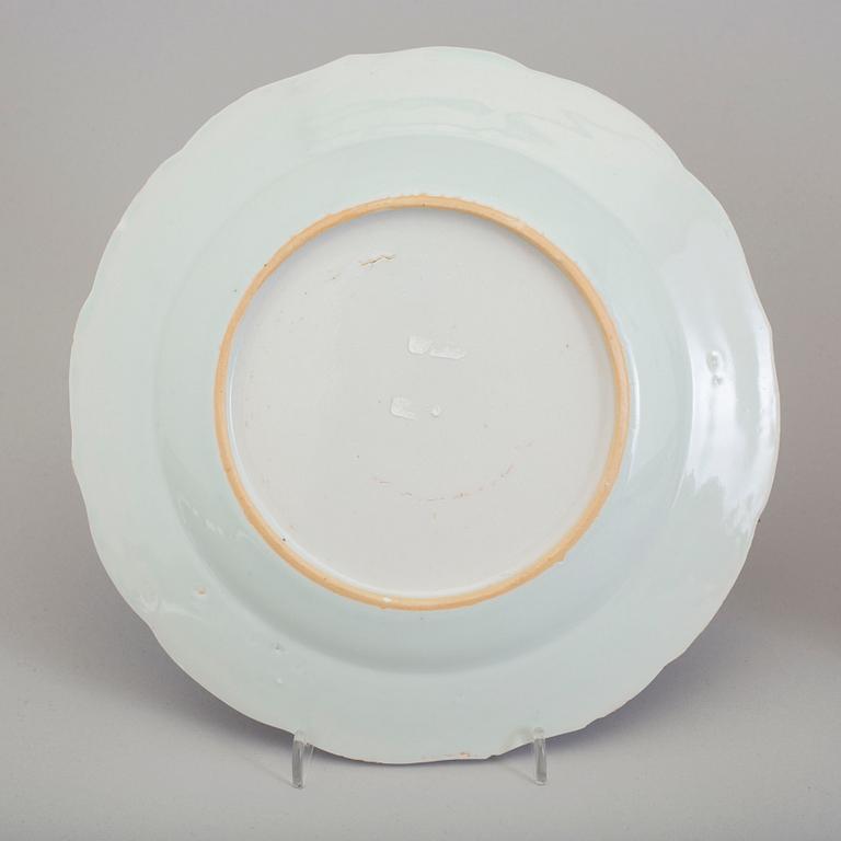 TALLRIKAR, åtta stycken samt FAT, ett par, kompaniporslin. Qingdynastin, Qianlong (1736-95).