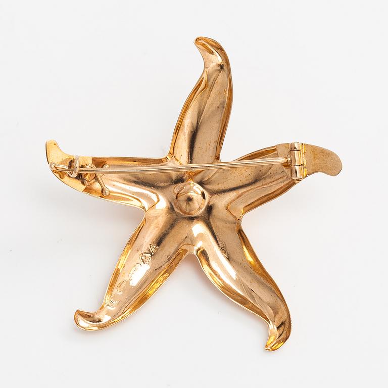 A 14K gold brooch with a cultured pearl. Korutellisuus Tillander, Helsinki.