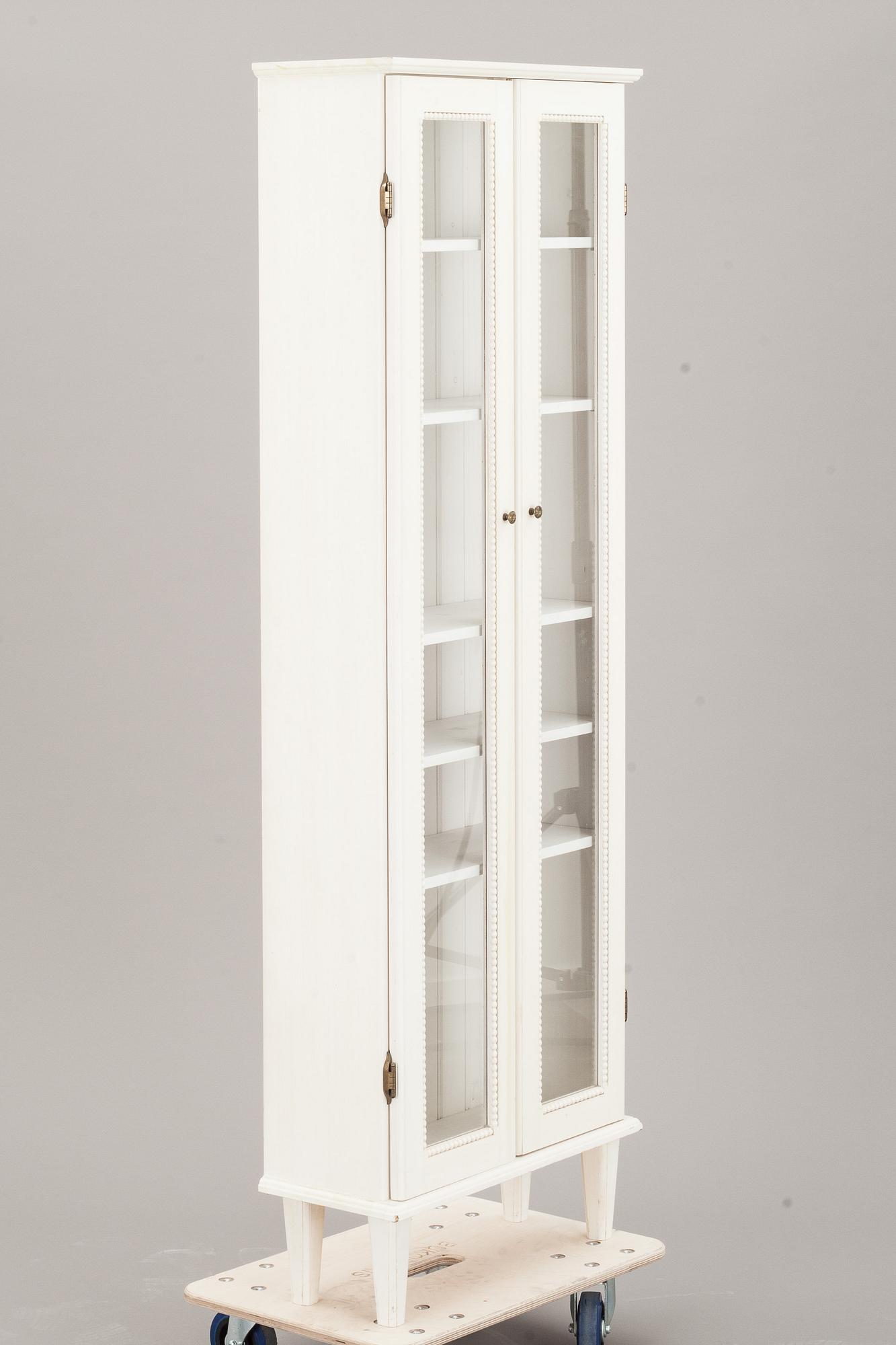 VITRINSKÅP, gustaviansk stil. Modern tillverkning.