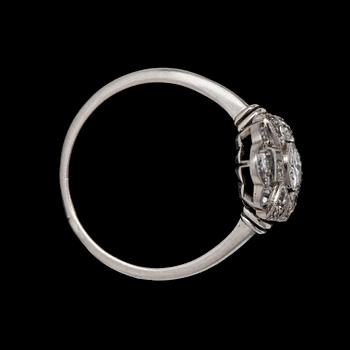 RING, platina med diamater, tot ca 0.65 ct, 1930-tal.
