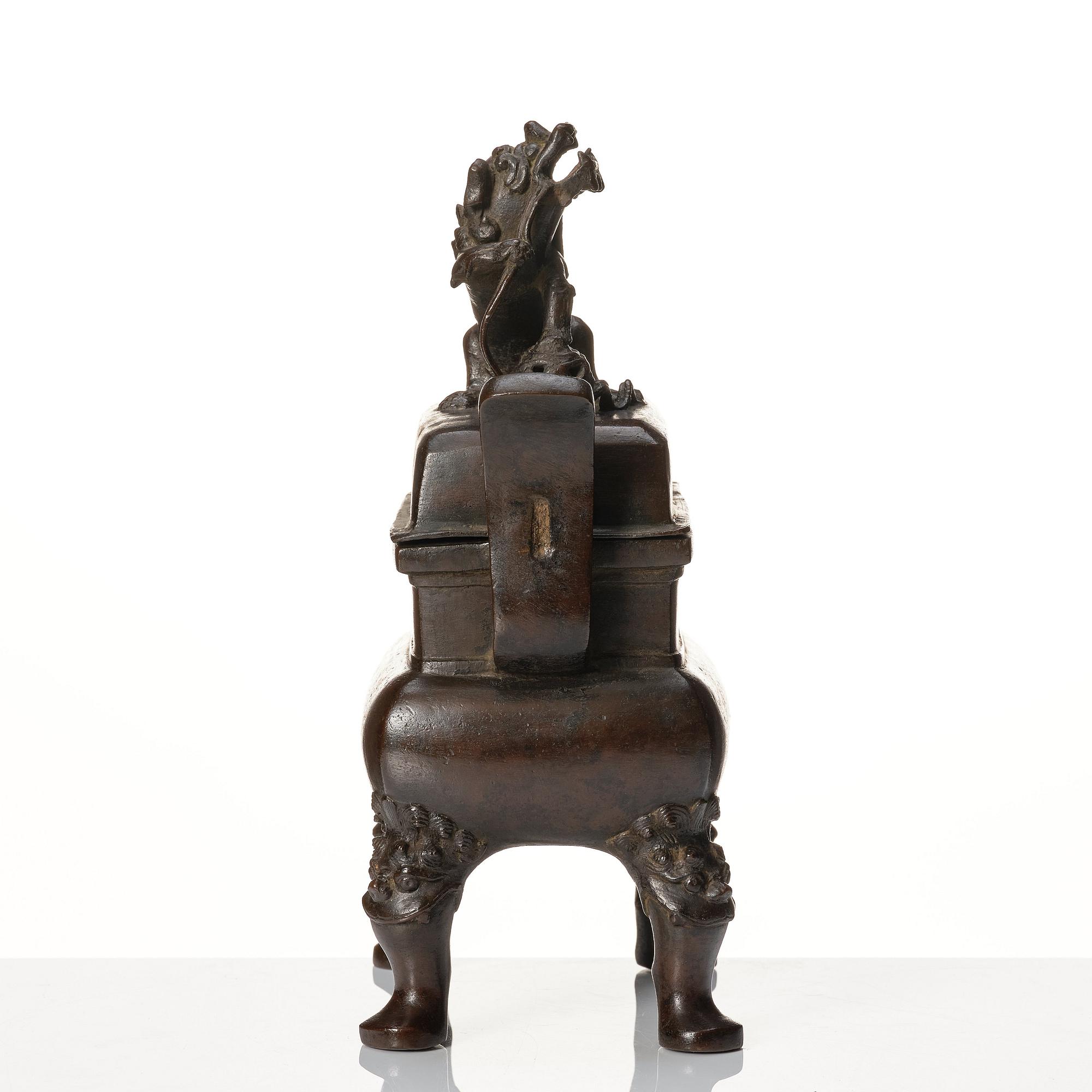 A bronze censer with cover, late Ming dynasty (1368-1644).