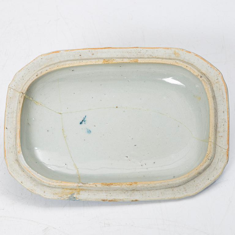 Fat samt smörterriner med fat, 2 st, porslin, Kina, Qianlong (1736-95).