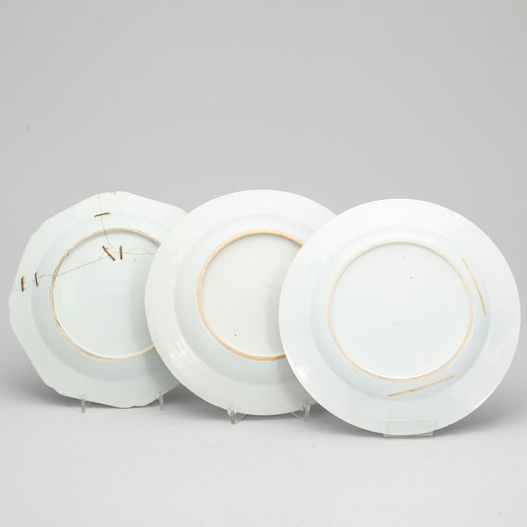 TALLRIKAR samt FAT, 3 +1 porslin, Kina, Qingdynastin, 1700-tal.