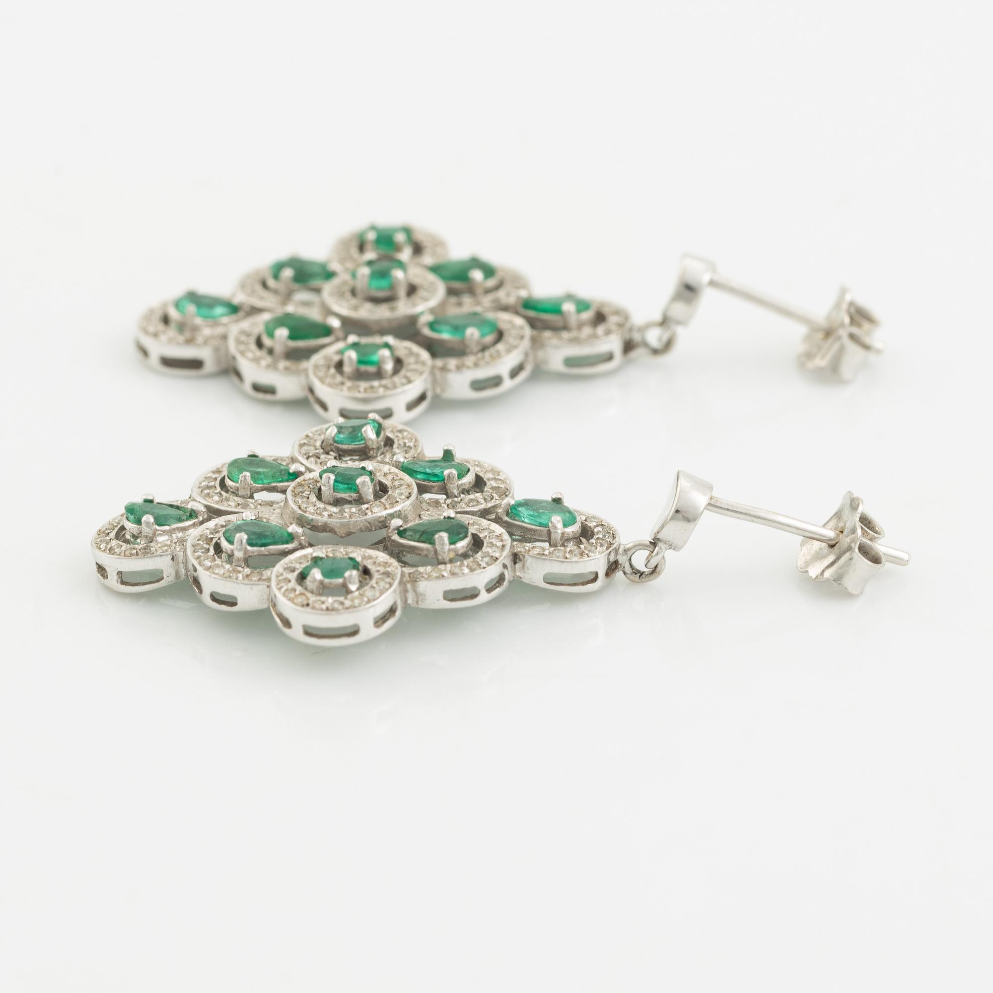 Örhängen, ett par och ett hänge vitguld med smaragder och briljantslipade diamanter.