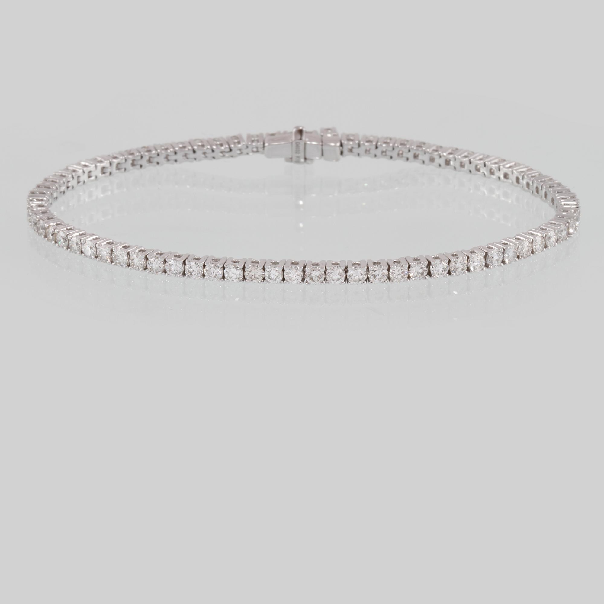 ARMBAND, 18k vitguld med 74 briljantslipade diamanter, 4.03 ct. Vikt 11 g.