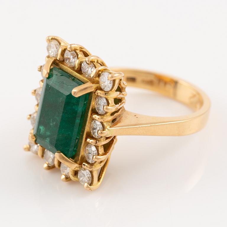 Ring, cocktailring, 18K guld med smaragdslipad smaragd och briljantslipade diamanter.