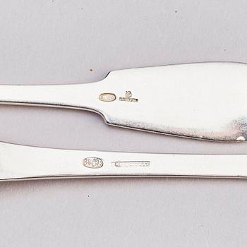 Fiskbestick, silver, 12 gafflar, Fabergé, Moskva 1908-1917 samt 11 knivar, Vladimirov, S:t Petersburg 1899-1908.