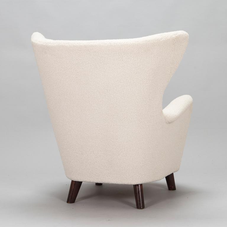 A mid-20th-century armchair.