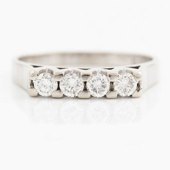 Ring, 18K vitguld med fyra briljantslipade diamanter.