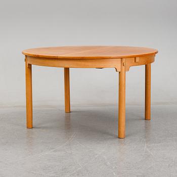 A 'Öresund' oak veneered dining table by Børge Mogensen, Karl Andersson & Söner. 2 foldable leaves included.