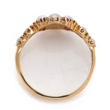 Sormus, 14K kultaa, rubiineja ja viljellyt helmet, Englanti.