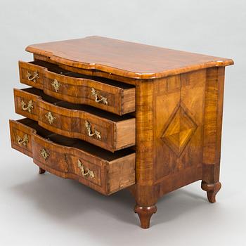 A first half of the 18th Century late Baroque chest of drawers.