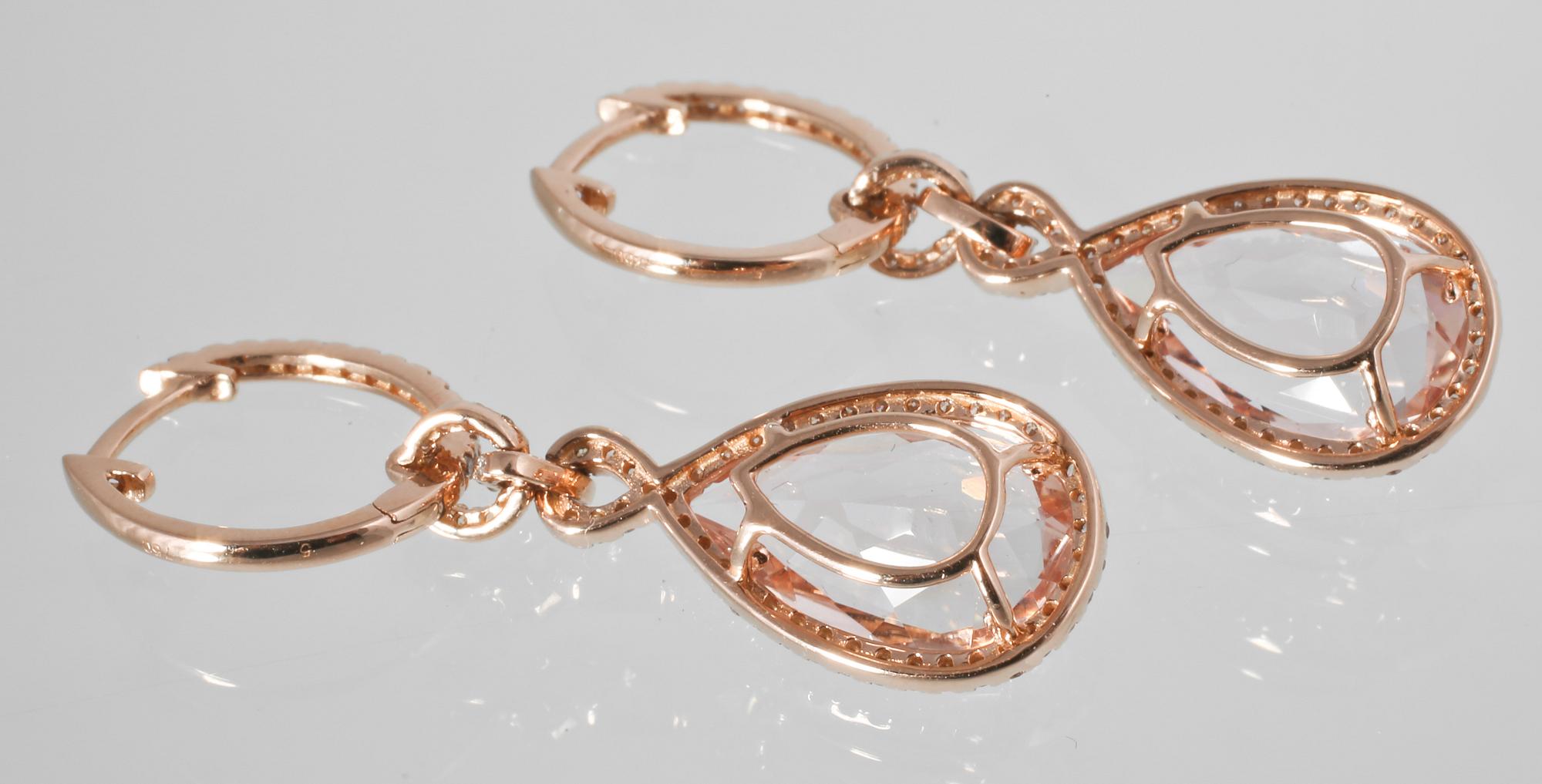 ÖRHÄNGEN, 18K guld med droppslipade morganiter 5.32 ct samt briljantslipade diamanter 0.54 ct. Vikt 4,4 gram.