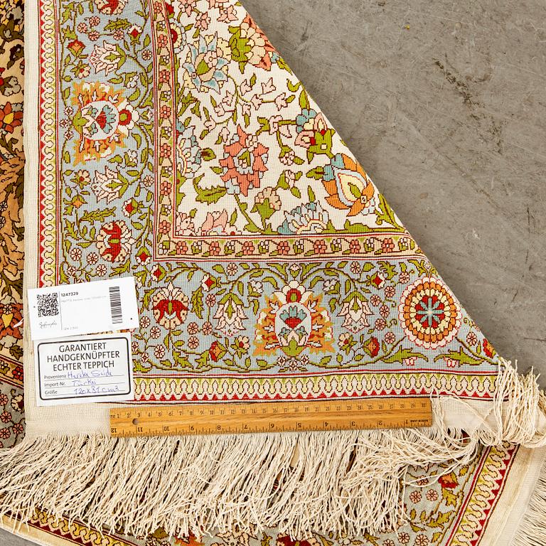 A silk Hereke rug. 120x80 cm.