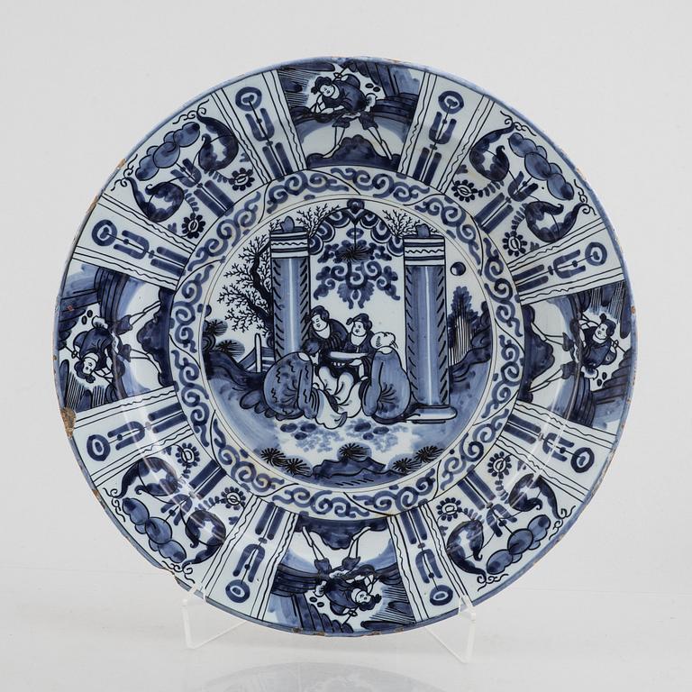 A large German faiance dish, 18th/19th century.