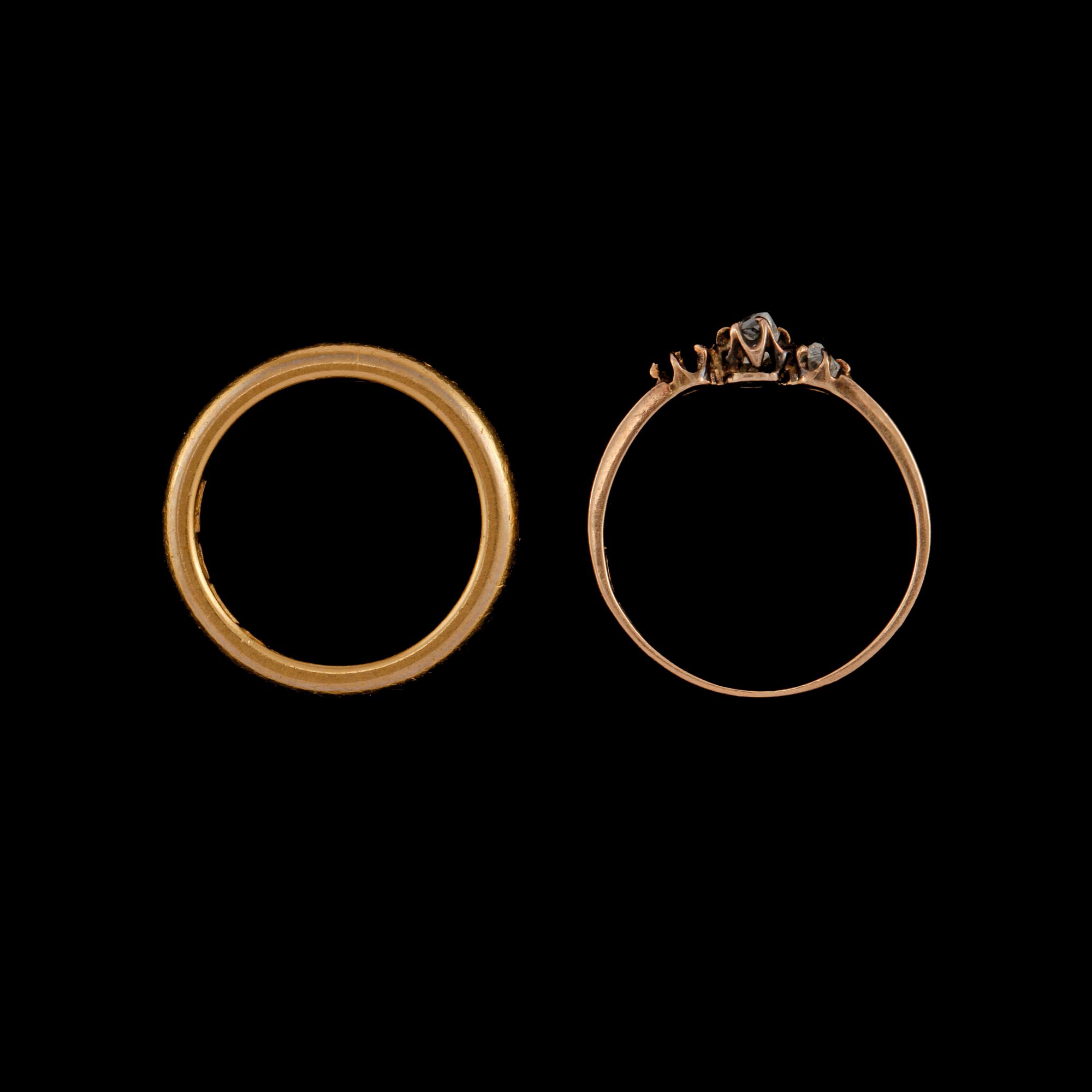RINGAR, 2 st, 18 respektive 23k guld, delvis, Gustaf Möllenborg, Stockholm, 1916. Vikt 8 g.