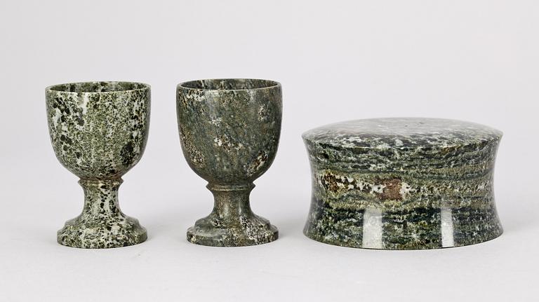 DOSA samt ÄGGKOPPAR, 2 st, kolmårdsmarmor, 1800/1900-tal.