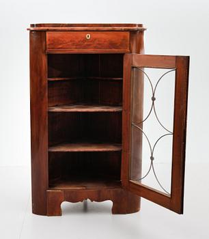 HÖRNVITRINSKÅP, Karl Johan, 1800-talets mitt.