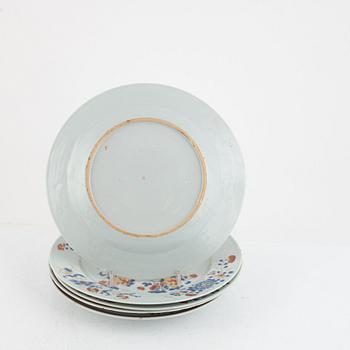 A group of five (2+2+1) Chinese exportporcelain plates, Qing dynsaty, Qianlong (1736-95).