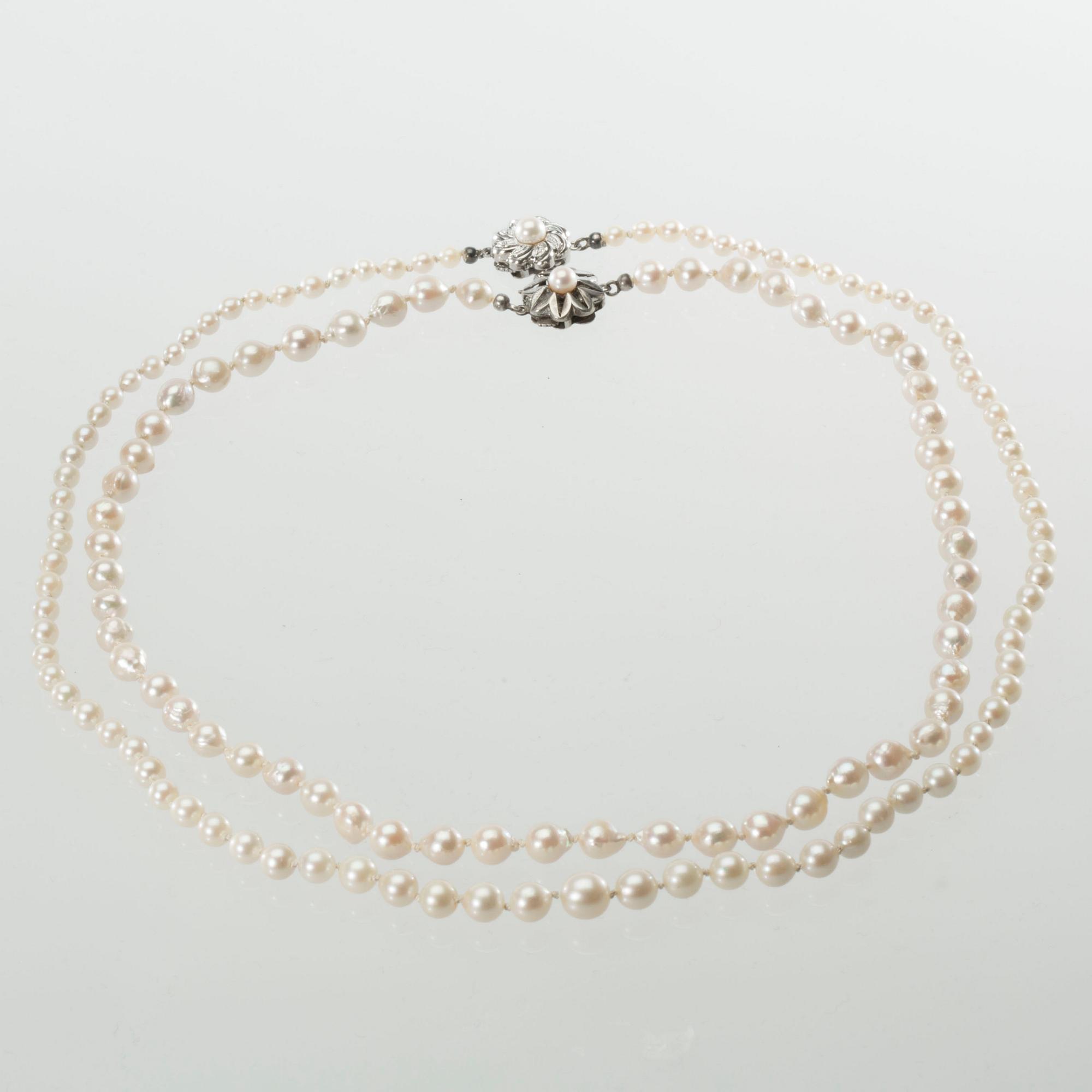 COLLIER, 2 st, odlade saltvattenspärlor med silverlås.