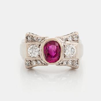 401. An 18K white gold ring set with a faceted ruby and round brilliant- and eight-cut diamonds.