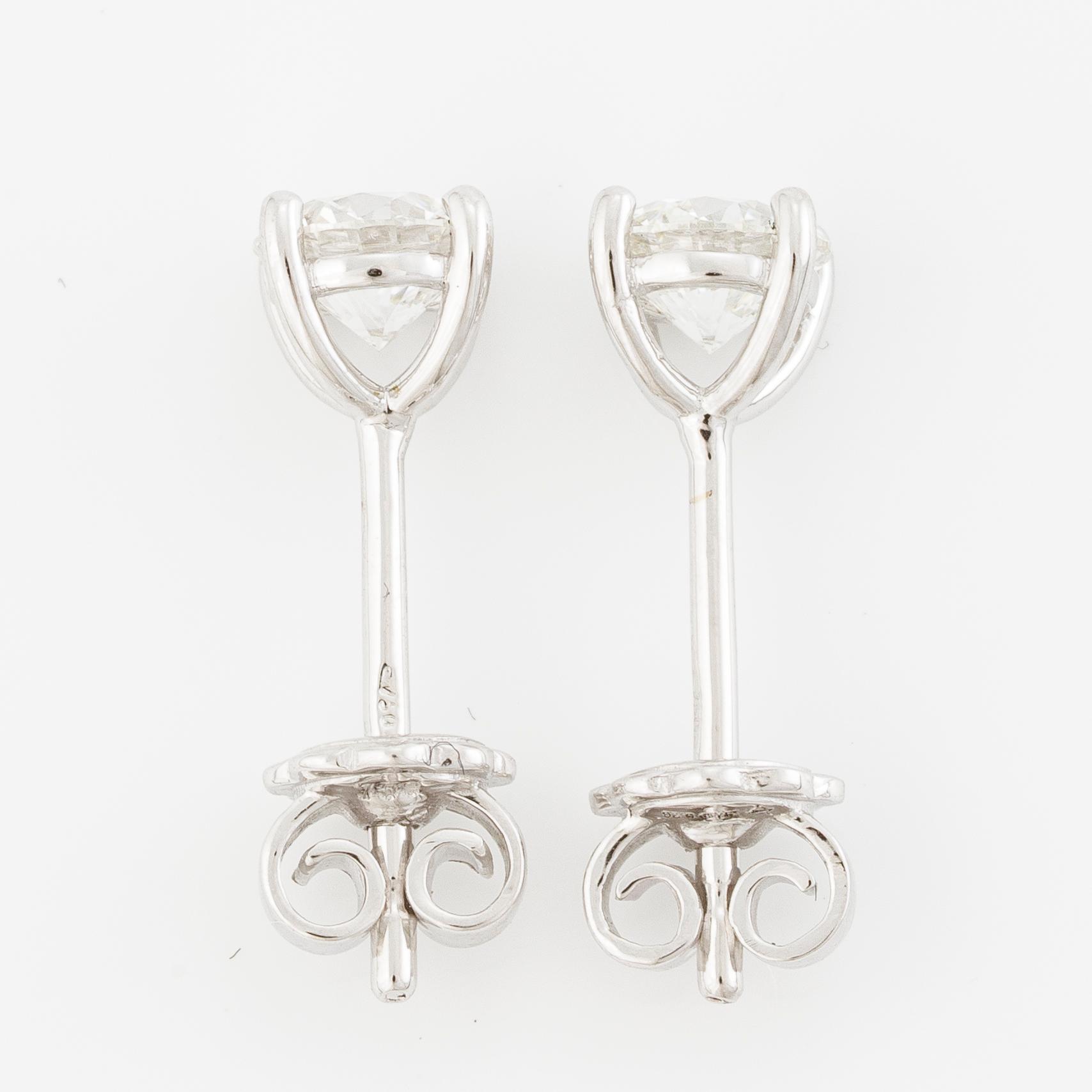 Earrings 18K white gold with brilliant-cut diamonds.