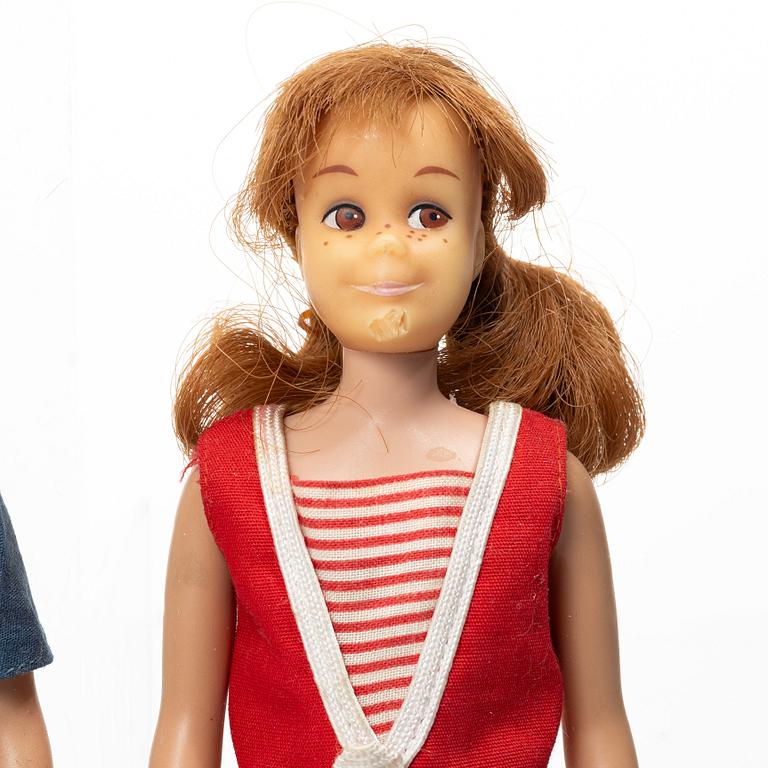 Barbiedockor, 4 st, samt kläder och accessoarer, Mattel, 1960-tal.