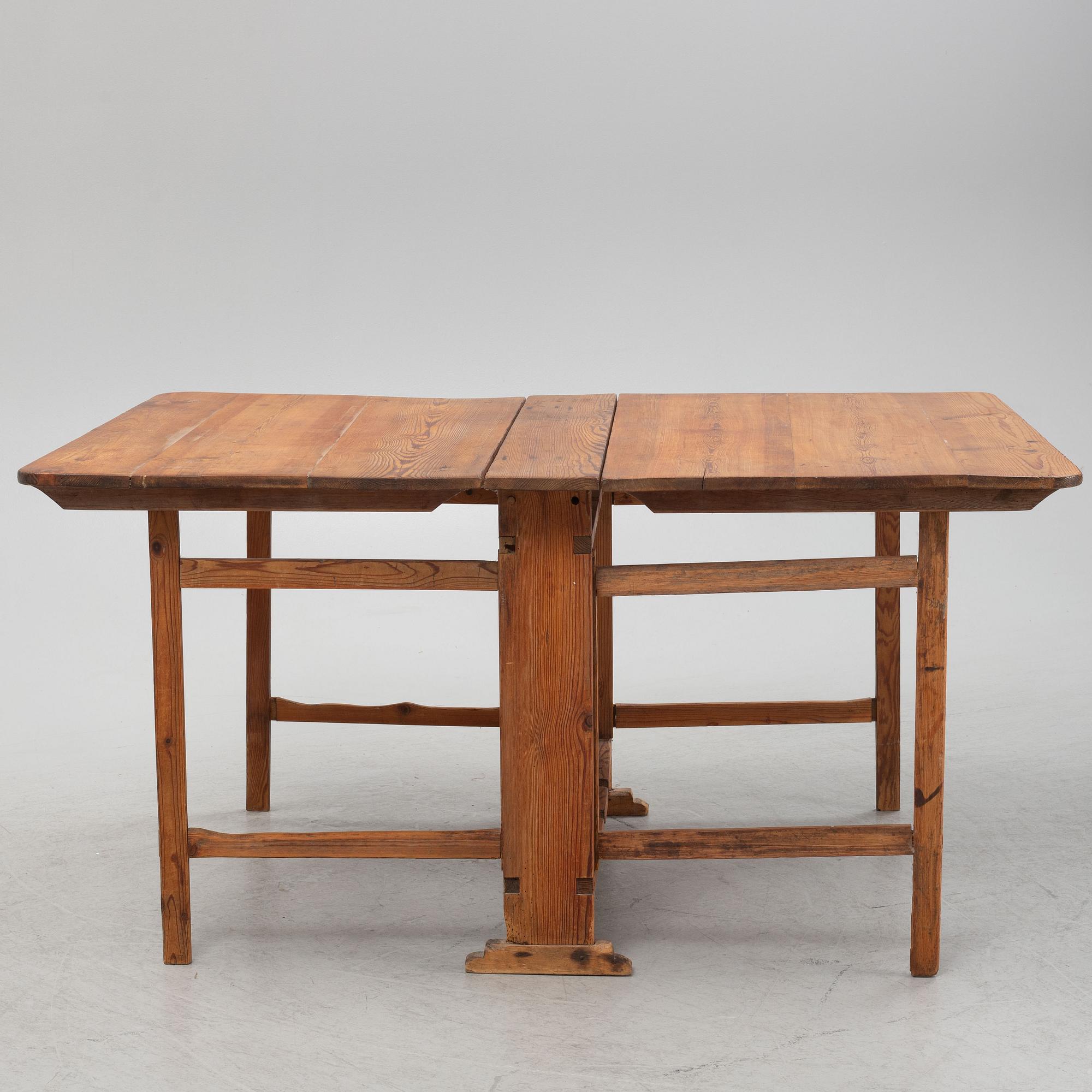 A pine gate-leg table, 19th Century.
