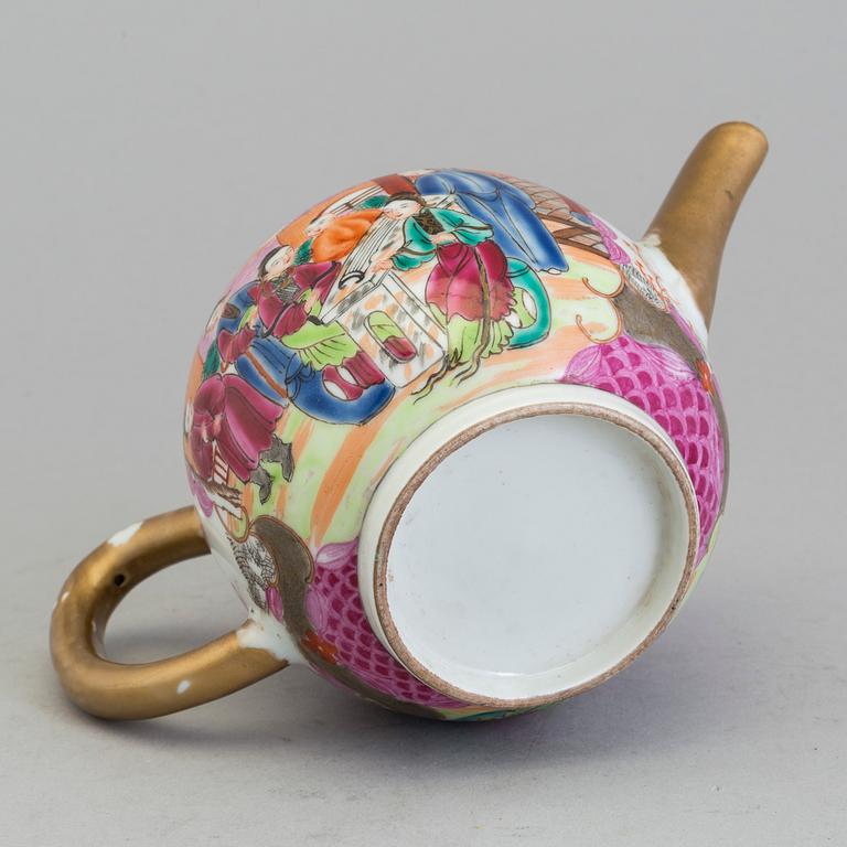 An 18/19th century Chinese porcelain teapot.