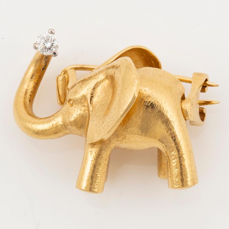 An Ole Lynggaard elephant clasp in 18K gold.