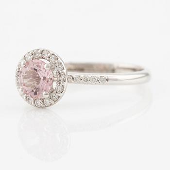 Ring in 18K gold with a faceted morganite and round brilliant-cut diamonds.