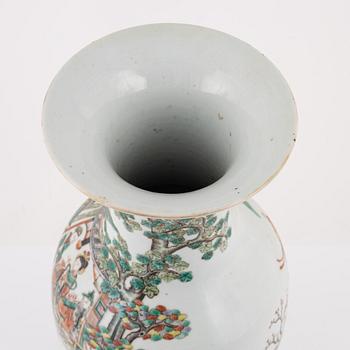 A porcelain vase, China, Qing dynasty, around 1900.