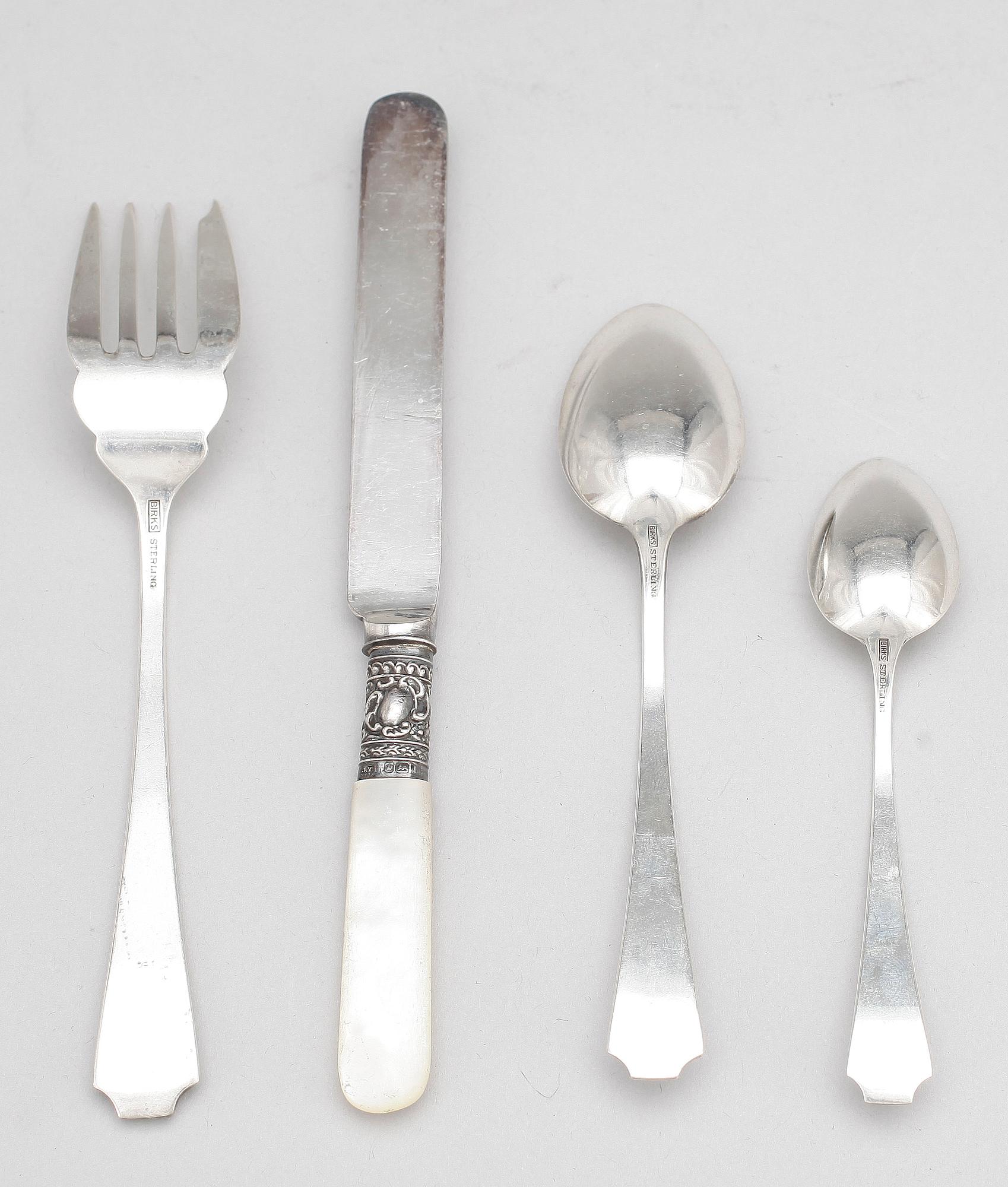 PARTI SILVER, 26 delar, mestadels sterling, bla Birks, England, 1900-tal. Tot vikt ca 477g.