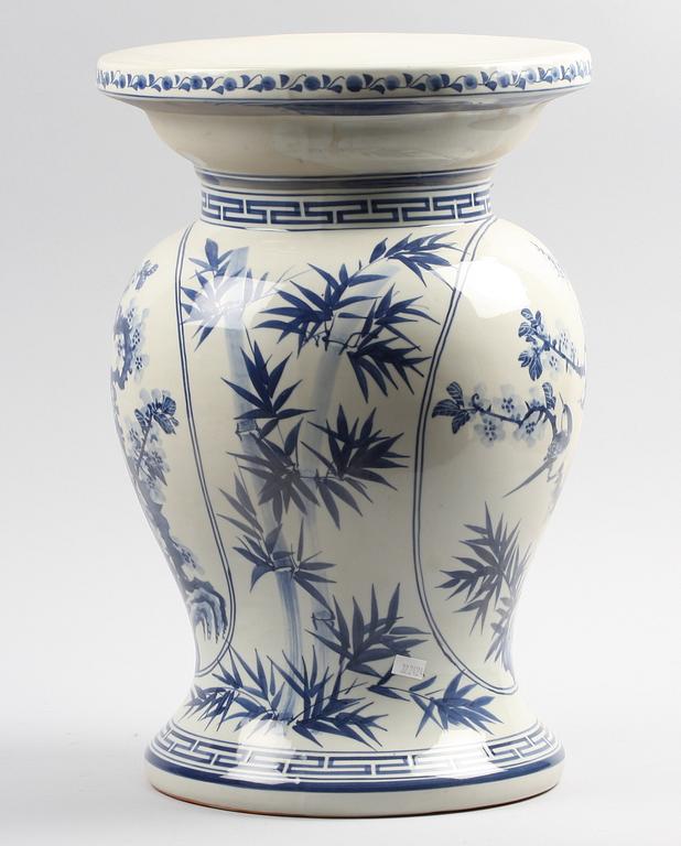 PIEDESTAL, porslin, Kina. 1900-tal.