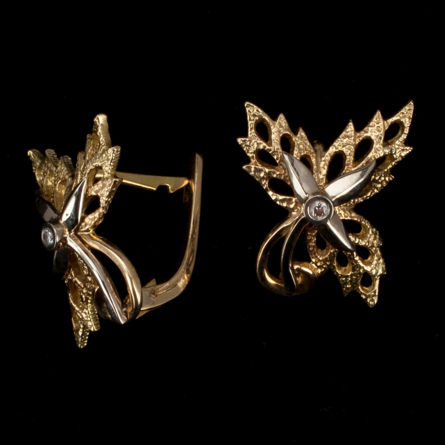 ÖRHÄNGEN, briljantslipade diamanter ca 0.04 ct. 18K guld, Sovjetunionen. Vikt ca 6 g.