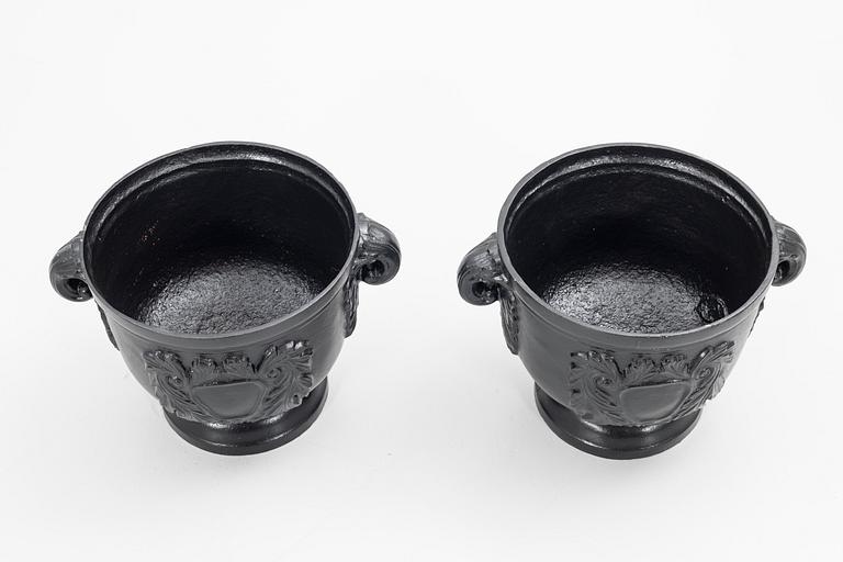 Garden urns, a pair, 20th century.