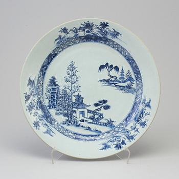 A blue and white export porcelain dish, Qing dynasty, Qianlong (1736-95).
