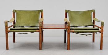 FÅTÖLJER OCH MELLANBORD, ett par. "Sirocco", Arne Norell, modellen formgiven 1964.